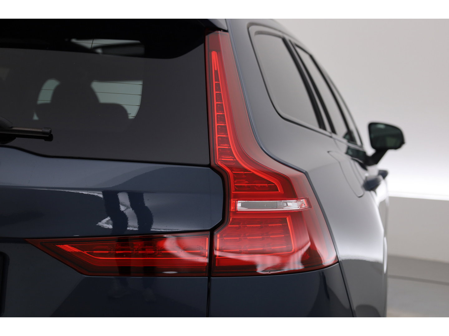 Volvo V60 2.0 B4 Ultra Dark | Pano | HUD | 360cam | Memory | Google info. | Pilot Assist | Stoel- Stuurverw. | H&K Audio