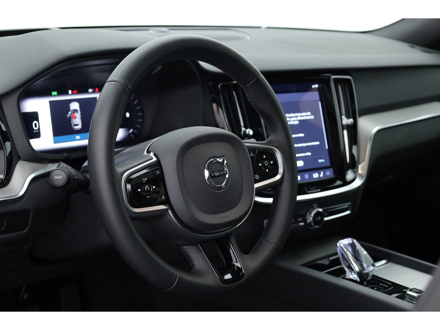 Volvo V60 2.0 B4 Ultra Dark | Pano | HUD | 360cam | Memory | Google info. | Pilot Assist | Stoel- Stuurverw. | H&K Audio