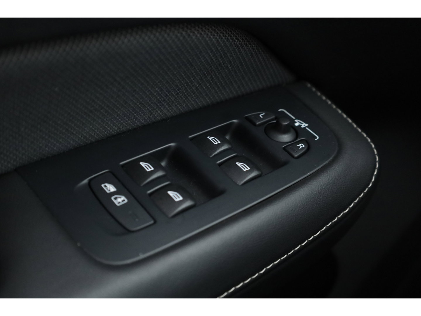 Volvo V60 2.0 B4 Ultra Dark | Pano | HUD | 360cam | Memory | Google info. | Pilot Assist | Stoel- Stuurverw. | H&K Audio