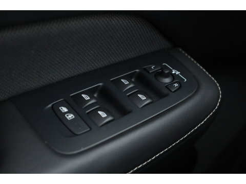 Volvo V60 2.0 B4 Ultra Dark | Pano | HUD | 360cam | Memory | Google info. | Pilot Assist | Stoel- Stuurverw. | H&K Audio