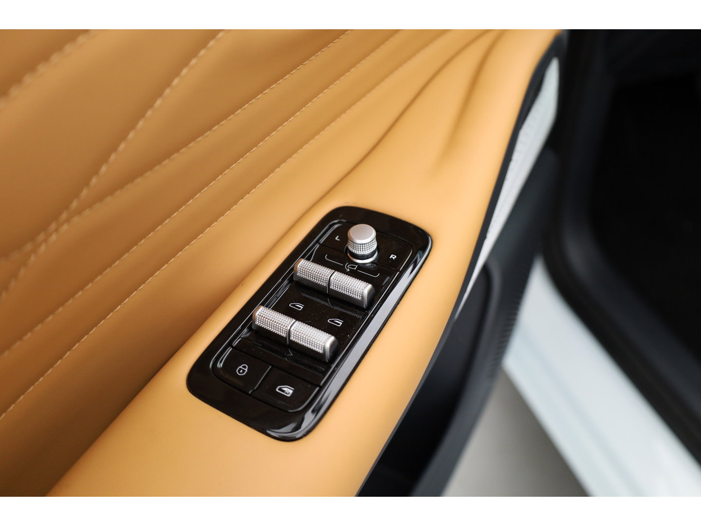 GEELY Starray EM-i 1.5 Max | 18.4 kWh Batterij | 83km WLTP | Stoel- stuurverw. | Pano | 360cam | Stoelvent. | 19'' | HUD | Flyme