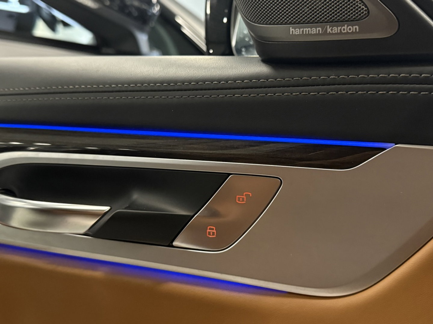 BMW 7 Serie 740i 327PK / High Ex. / 4-wiel besturing / head-up / 360° / LED