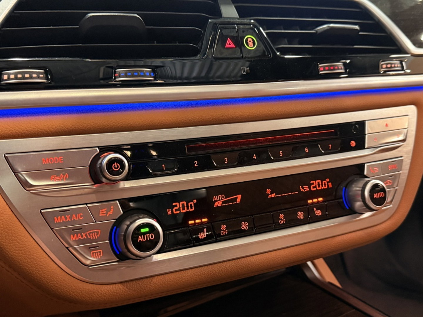 BMW 7 Serie 740i 327PK / High Ex. / 4-wiel besturing / head-up / 360° / LED