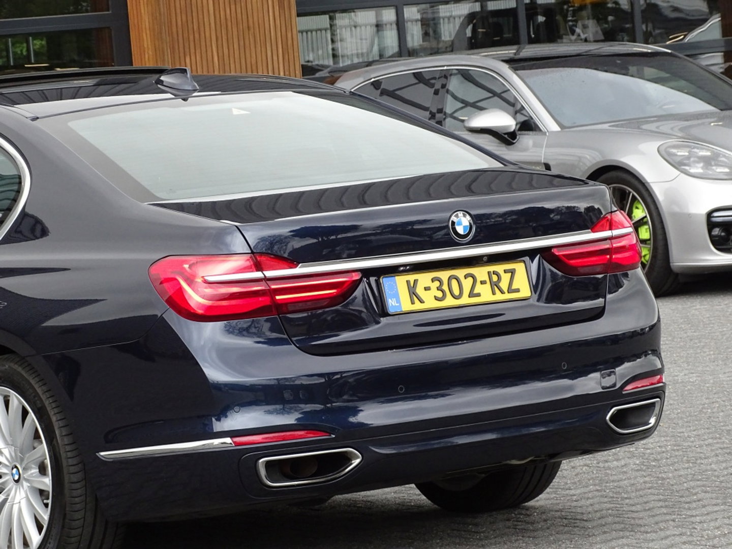 BMW 7 Serie 740i 327PK / High Ex. / 4-wiel besturing / head-up / 360° / LED