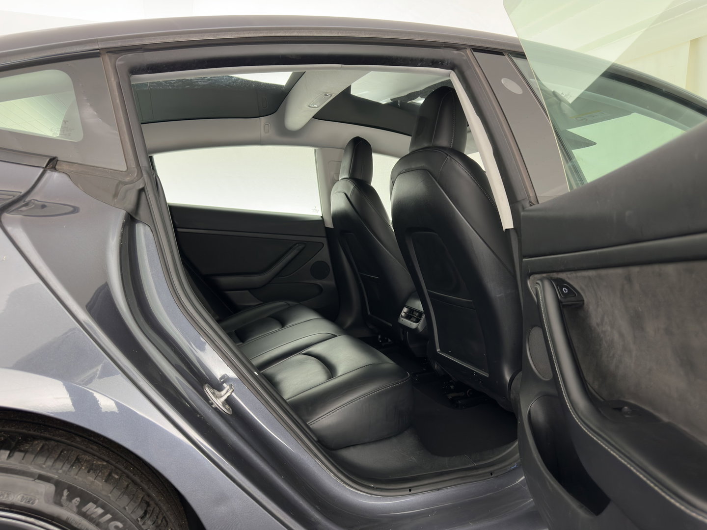 Tesla Model 3 RWD 60 kWh [3-Fase-11kW] {SoH-88%} (INCL-BTW) Aut. *PANO | AUTOPILOT | LEATHER | KEYLESS | FULL-LED | MEMORY-PACK | TOPVIEW | DAB | CARPLAY | DIGI-COCKPIT | LANE-ASSIST | HEATED-COMFORTSEATS | 18"ALU*