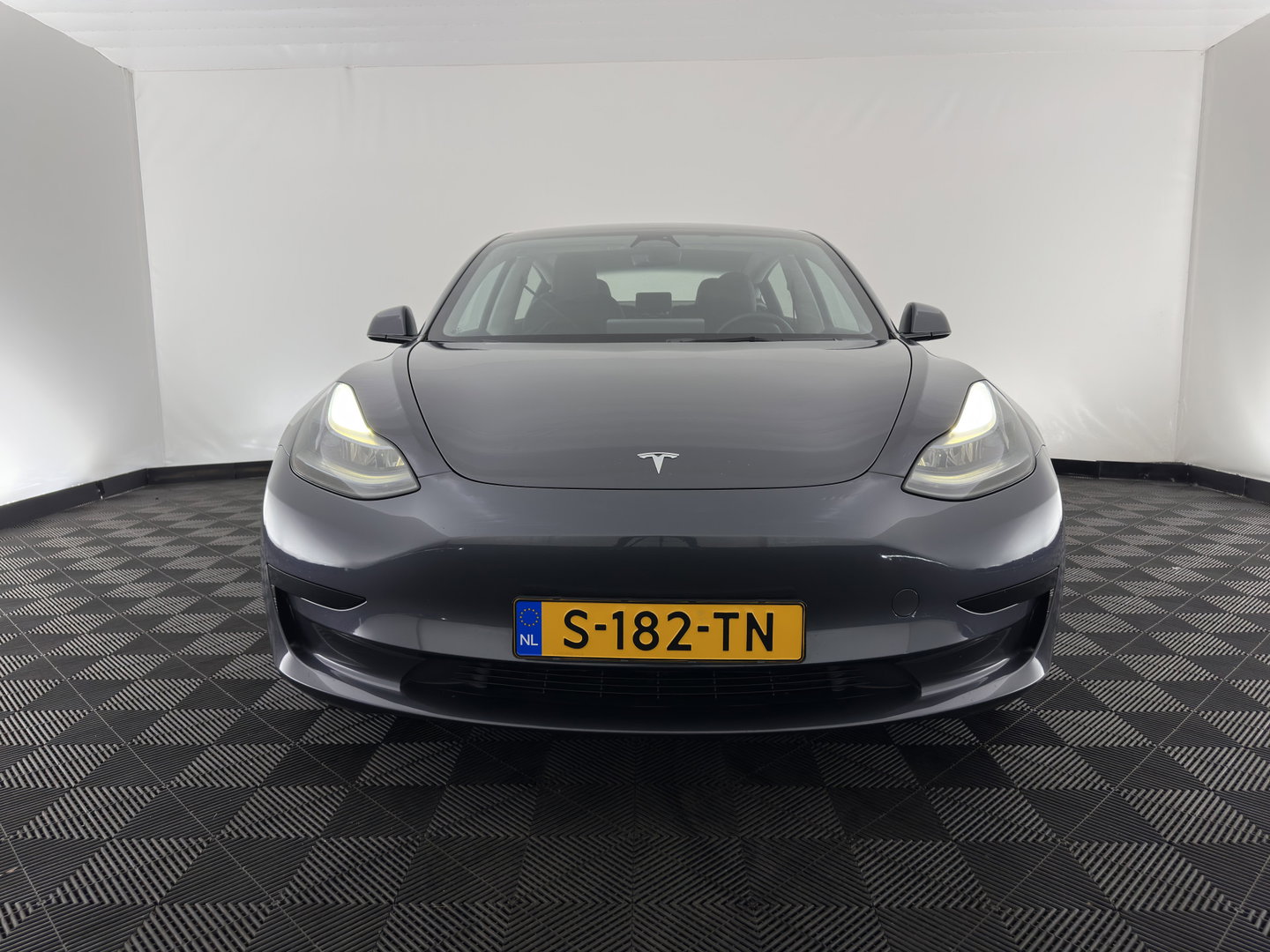 Tesla Model 3 RWD 60 kWh [3-Fase-11kW] {SoH-88%} (INCL-BTW) Aut. *PANO | AUTOPILOT | LEATHER | KEYLESS | FULL-LED | MEMORY-PACK | TOPVIEW | DAB | CARPLAY | DIGI-COCKPIT | LANE-ASSIST | HEATED-COMFORTSEATS | 18"ALU*