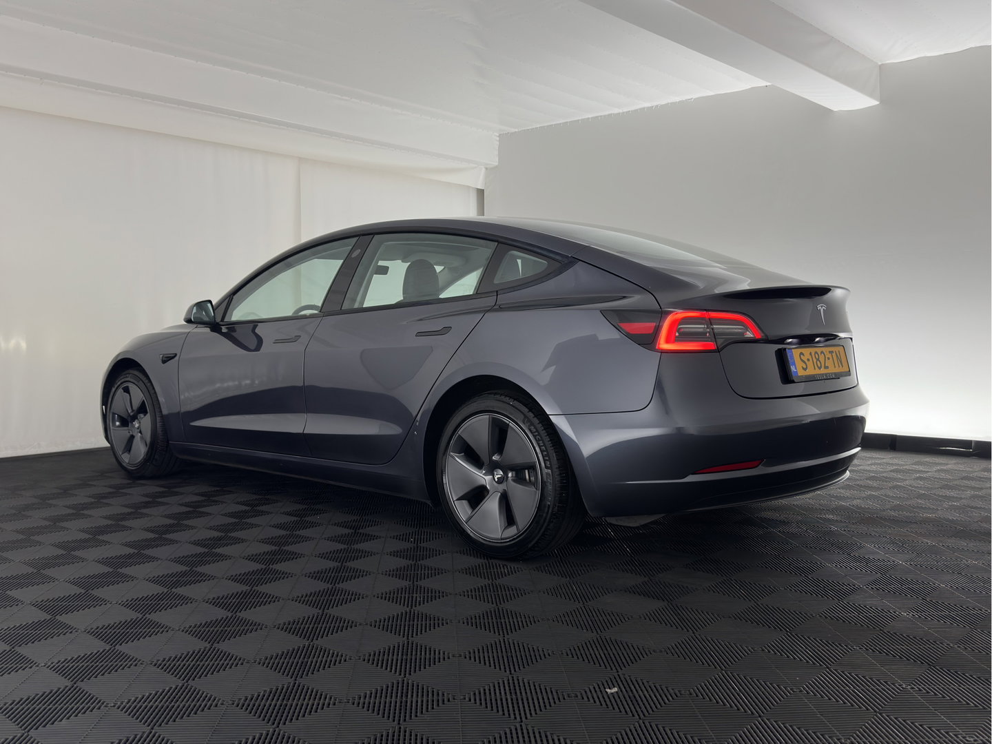 Tesla Model 3 RWD 60 kWh [3-Fase-11kW] {SoH-88%} (INCL-BTW) Aut. *PANO | AUTOPILOT | LEATHER | KEYLESS | FULL-LED | MEMORY-PACK | TOPVIEW | DAB | CARPLAY | DIGI-COCKPIT | LANE-ASSIST | HEATED-COMFORTSEATS | 18"ALU*