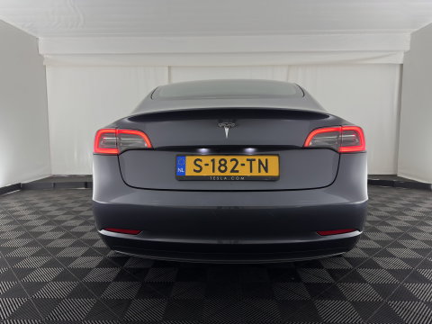 Tesla Model 3 RWD 60 kWh [3-Fase-11kW] {SoH-88%} (INCL-BTW) Aut. *PANO | AUTOPILOT | LEATHER | KEYLESS | FULL-LED | MEMORY-PACK | TOPVIEW | DAB | CARPLAY | DIGI-COCKPIT | LANE-ASSIST | HEATED-COMFORTSEATS | 18"ALU*