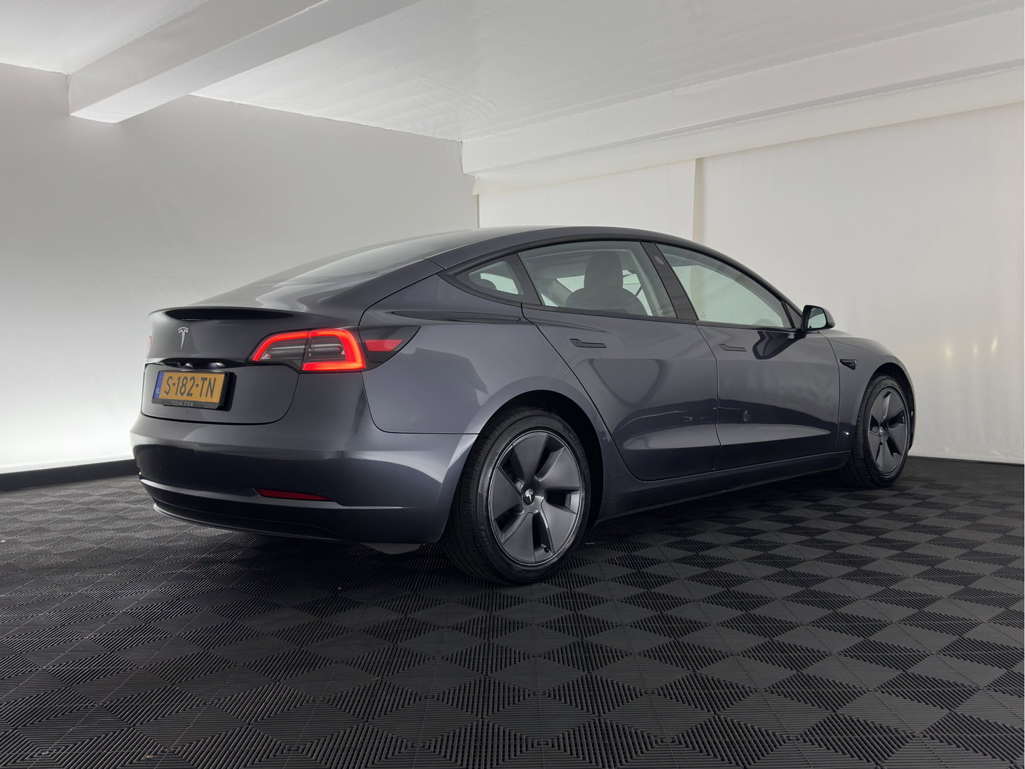 Tesla Model 3 RWD 60 kWh [3-Fase-11kW] {SoH-88%} (INCL-BTW) Aut. *PANO | AUTOPILOT | LEATHER | KEYLESS | FULL-LED | MEMORY-PACK | TOPVIEW | DAB | CARPLAY | DIGI-COCKPIT | LANE-ASSIST | HEATED-COMFORTSEATS | 18"ALU*