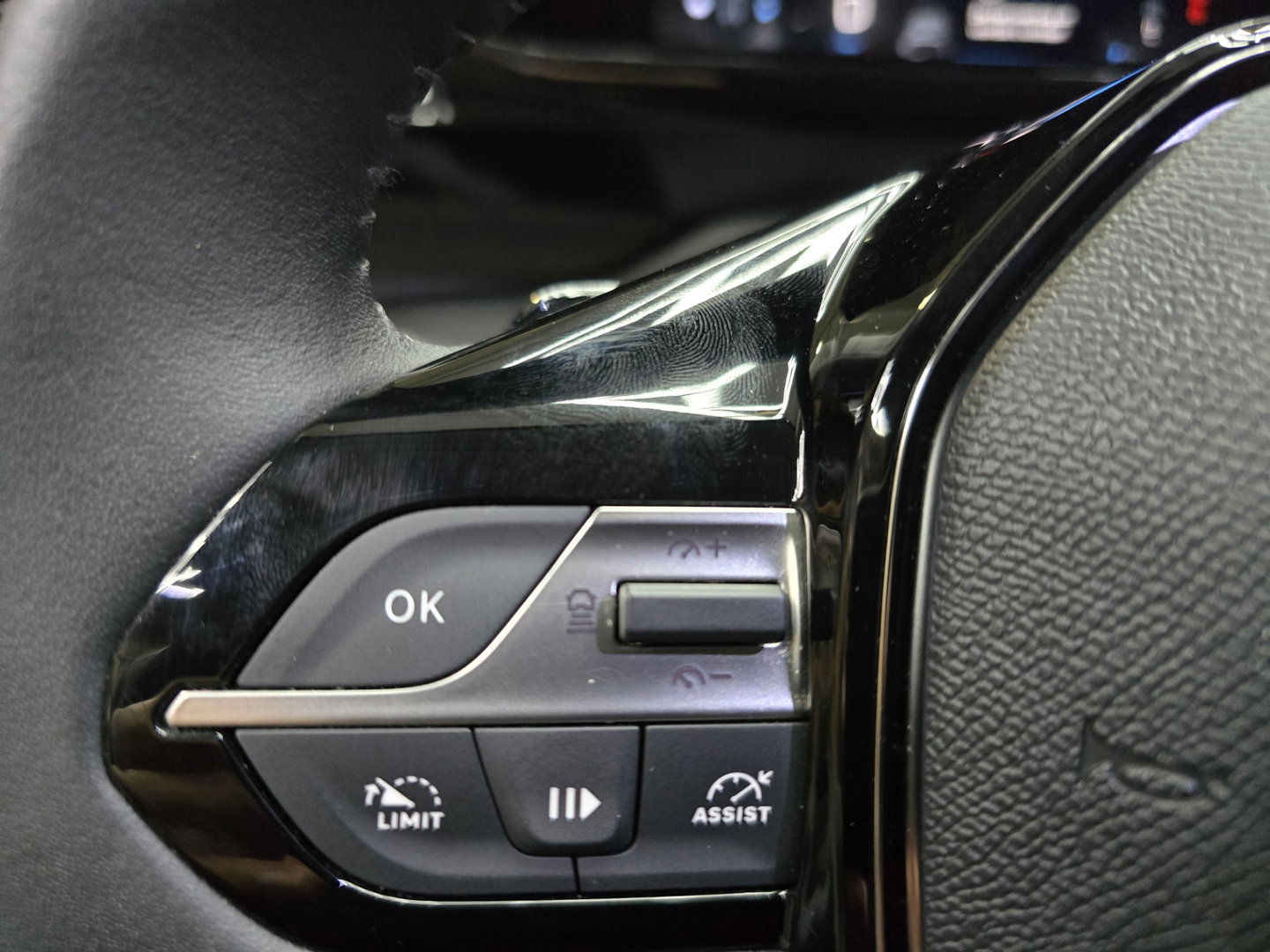 Peugeot 408 1.2 Hybrid 145 e-DCS6 Allure ACC ECC Navi Camera LM