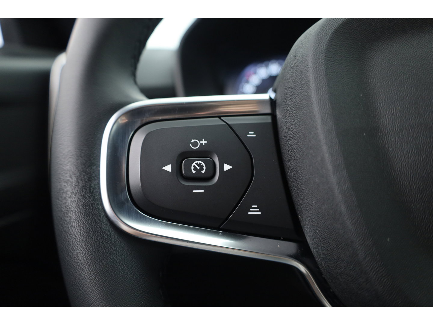 Volvo XC40 1.5 T5 Plug-in hybrid Core Bright | Prijs rijklaar | Facelift | Adaptieve Cruise | Dodehoek (Blis ) Camera | Stoel + stuurverwarming |