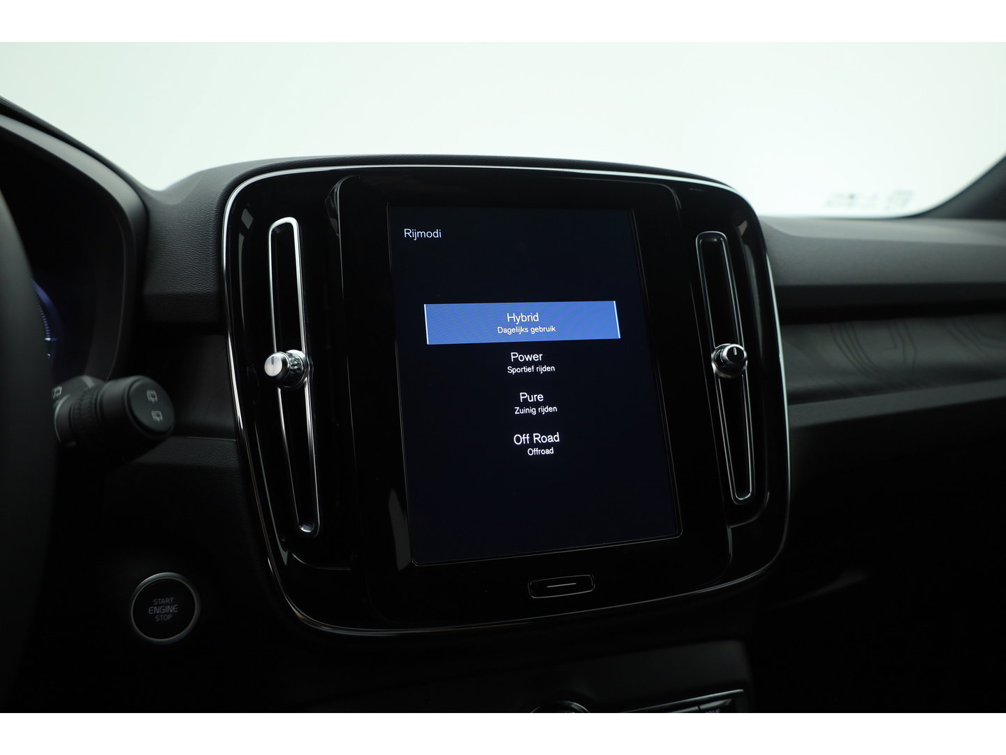 Volvo XC40 1.5 T5 Plug-in hybrid Core Bright | Prijs rijklaar | Facelift | Adaptieve Cruise | Dodehoek (Blis ) Camera | Stoel + stuurverwarming |