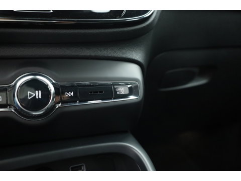 Volvo XC40 1.5 T5 Plug-in hybrid Core Bright | Prijs rijklaar | Facelift | Adaptieve Cruise | Dodehoek (Blis ) Camera | Stoel + stuurverwarming |