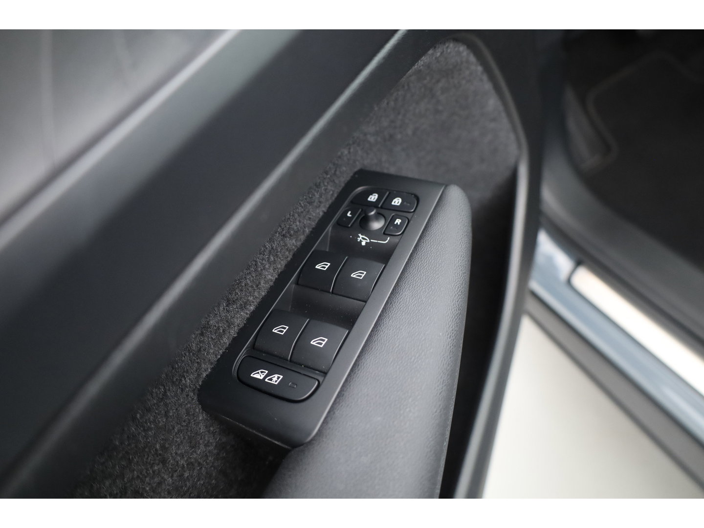 Volvo XC40 1.5 T5 Plug-in hybrid Core Bright | Prijs rijklaar | Facelift | Adaptieve Cruise | Dodehoek (Blis ) Camera | Stoel + stuurverwarming |