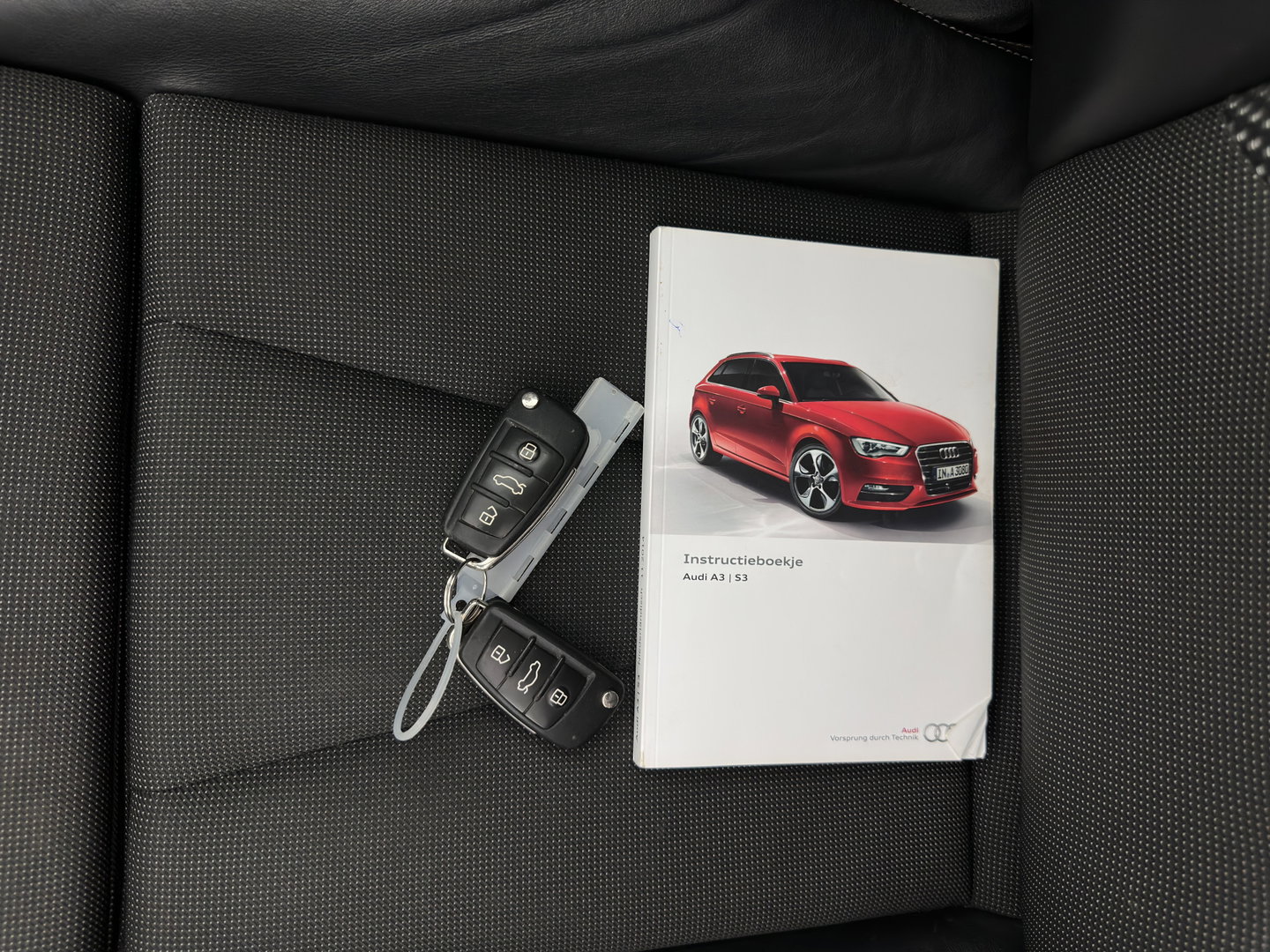 Audi A3 Sportback 1.4 e-tron S-Line Ambition Pro Line plus (Plug-In) Aut. *PANO | LEATHER-FABRIC | FULL-LED | HEATED-SPORTSEATS | KEYLESS | NAVI-FULLMAP | ECC | PDC | CRUISE | 18''ALU*