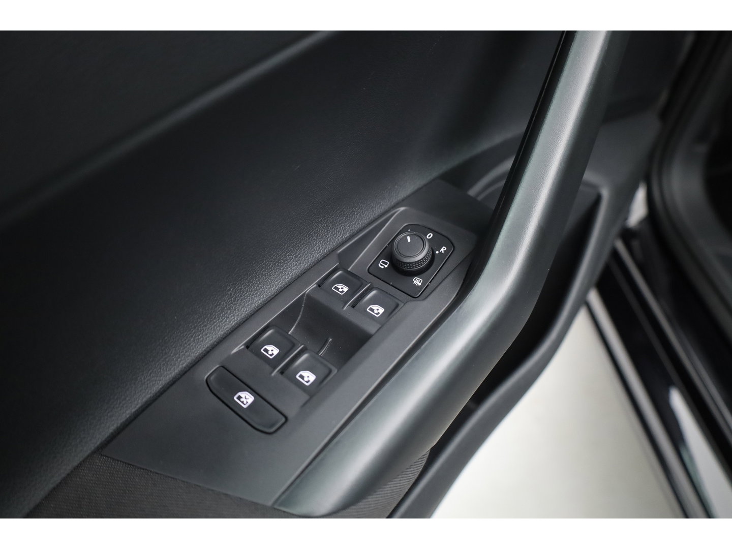 Volkswagen Polo 1.0 TSI Life Business | Rijklaar! ! | Dig. Cockpit | Adapt. Cruise | LED | Stoelverw. | Navi | PDC V+A | Apple CarPlay & Android Auto