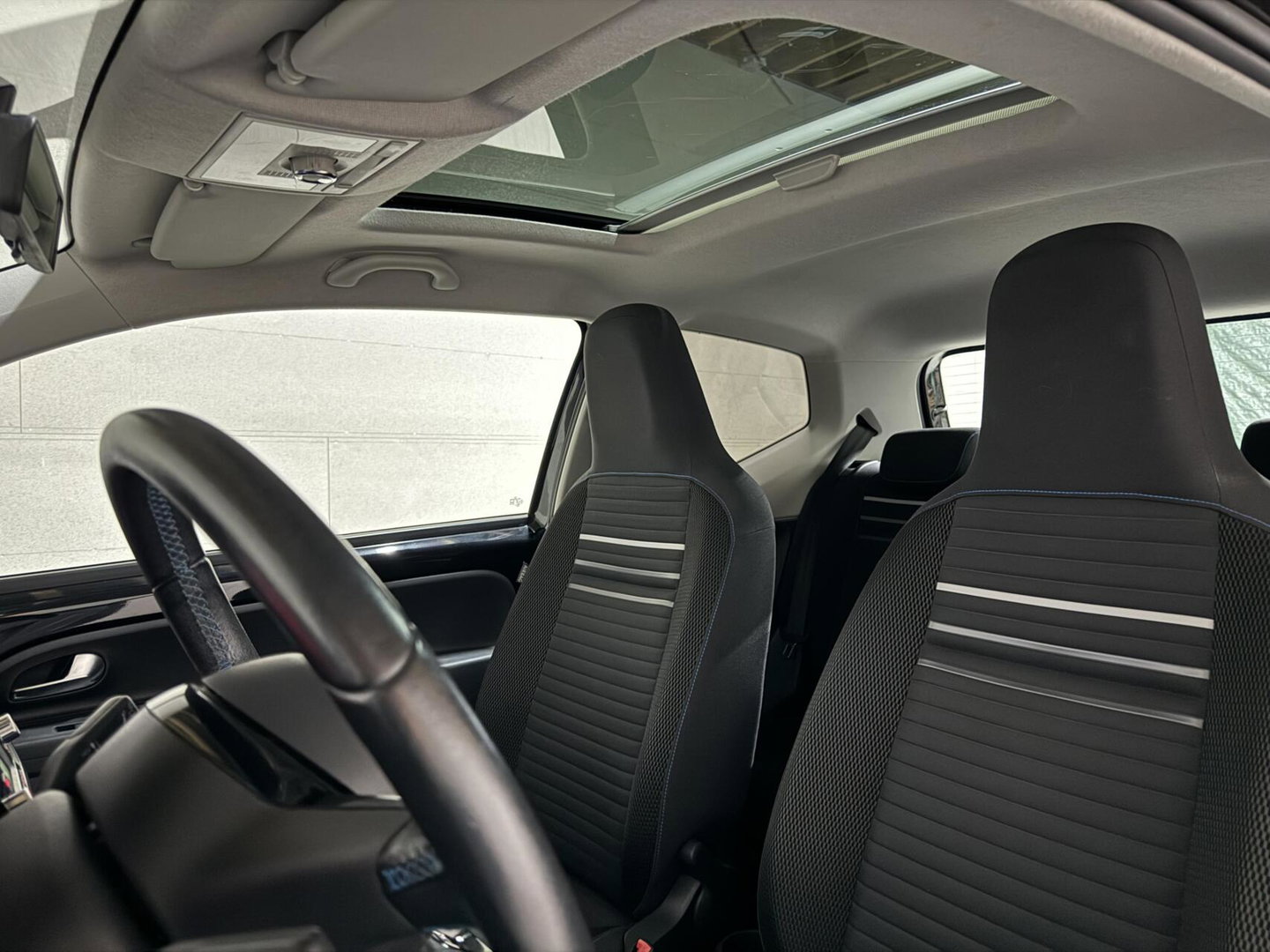 Volkswagen up! 1.0 Black up! Pano Navi 75PK Stoelverw.