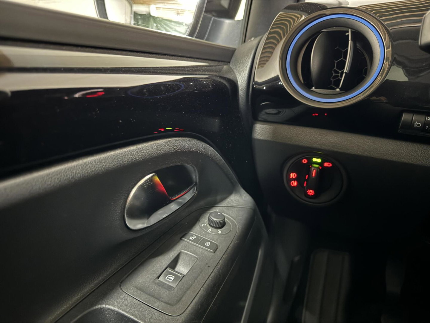 Volkswagen up! 1.0 Black up! Pano Navi 75PK Stoelverw.