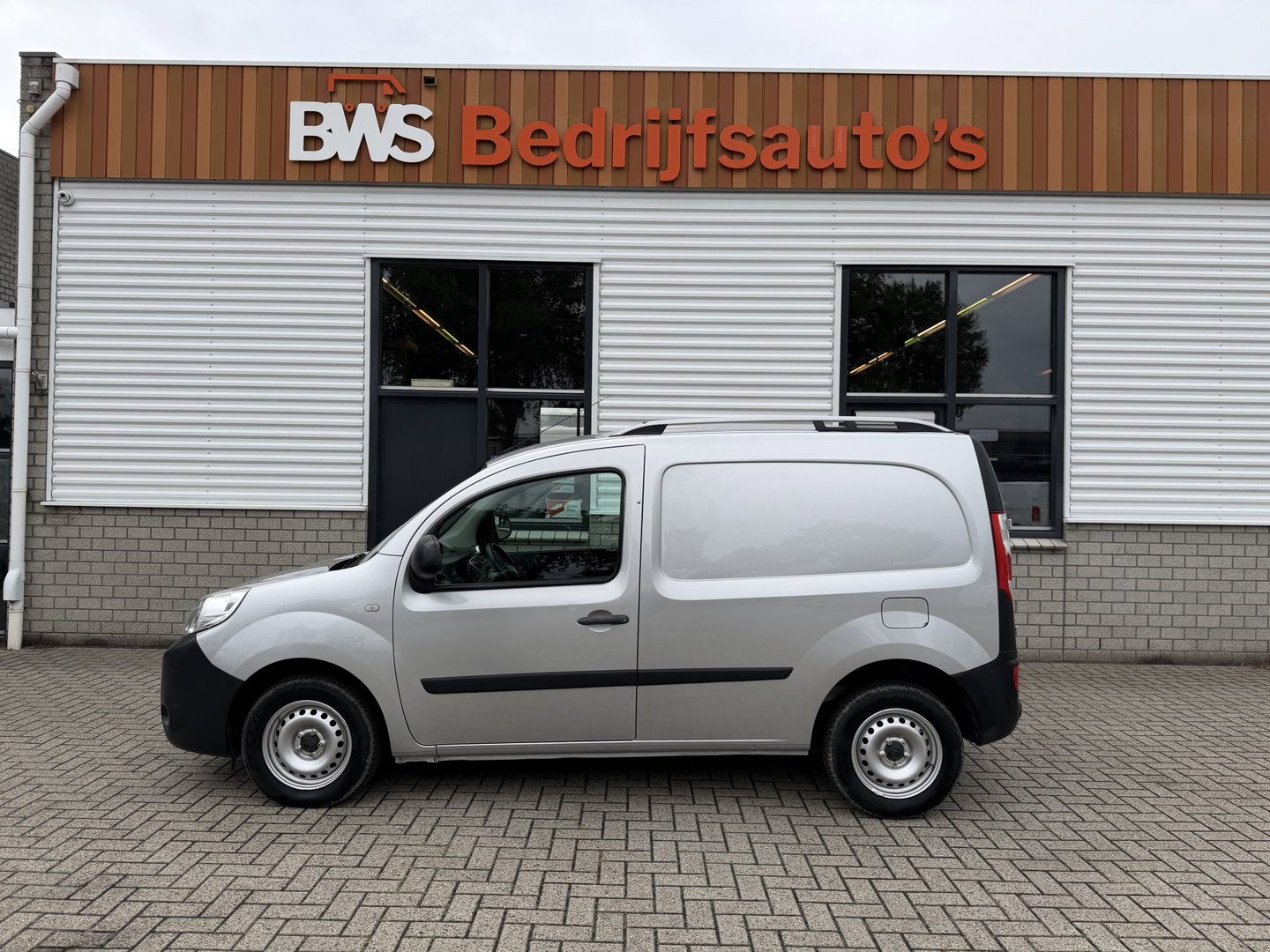 Renault Kangoo Express 1.5 dCi 75 Express Comfort / vaste prijs rijklaar € 7.950 marge ( btw vrij ) / lease vanaf € 238 / airco / cruise / navi / zilver metallic / trekhaak / dakrails