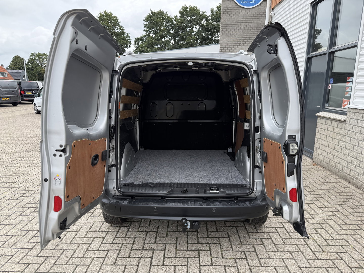 Renault Kangoo Express 1.5 dCi 75 Express Comfort / vaste prijs rijklaar € 7.950 marge ( btw vrij ) / lease vanaf € 238 / airco / cruise / navi / zilver metallic / trekhaak / dakrails