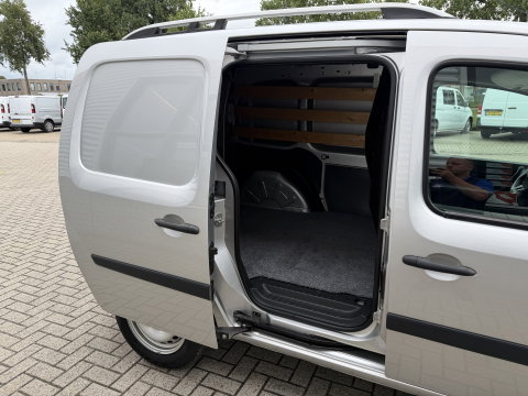 Renault Kangoo Express 1.5 dCi 75 Express Comfort / vaste prijs rijklaar € 7.950 marge ( btw vrij ) / lease vanaf € 238 / airco / cruise / navi / zilver metallic / trekhaak / dakrails