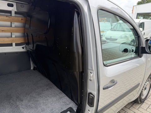 Renault Kangoo Express 1.5 dCi 75 Express Comfort / vaste prijs rijklaar € 7.950 marge ( btw vrij ) / lease vanaf € 238 / airco / cruise / navi / zilver metallic / trekhaak / dakrails