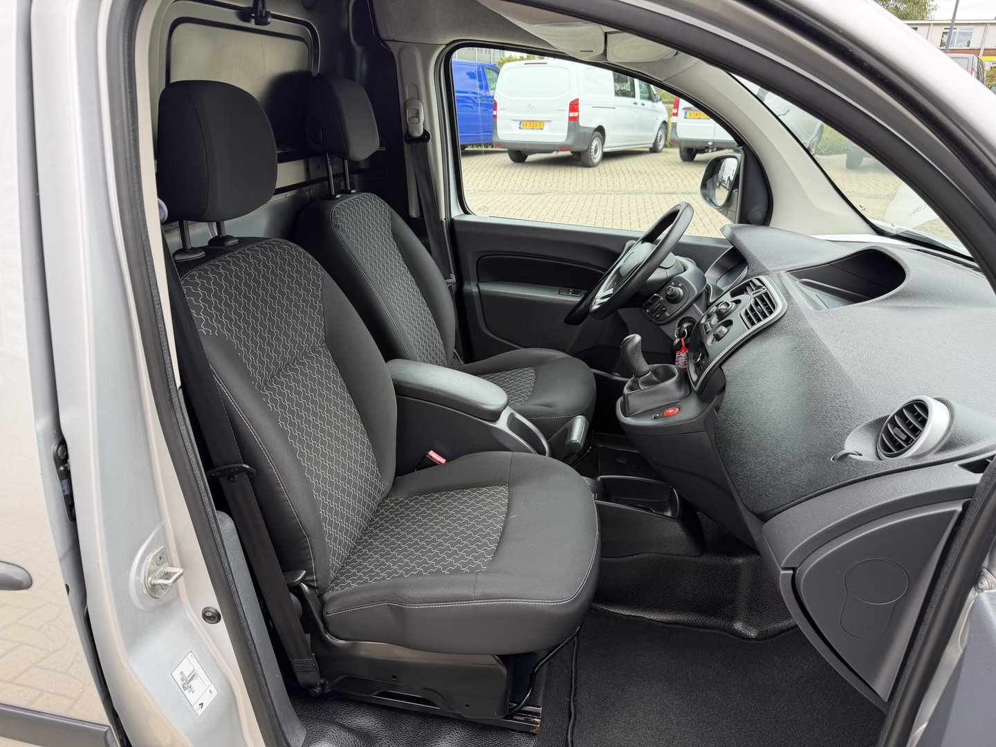 Renault Kangoo Express 1.5 dCi 75 Express Comfort / vaste prijs rijklaar € 7.950 marge ( btw vrij ) / lease vanaf € 238 / airco / cruise / navi / zilver metallic / trekhaak / dakrails