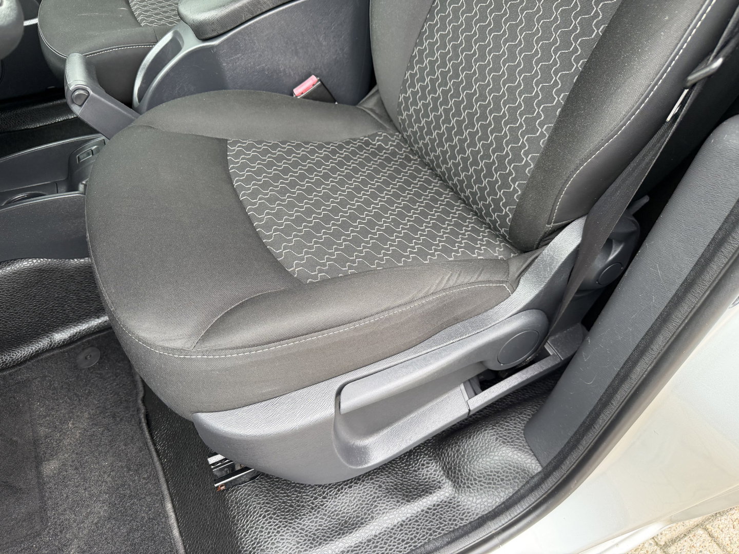 Renault Kangoo Express 1.5 dCi 75 Express Comfort / vaste prijs rijklaar € 7.950 marge ( btw vrij ) / lease vanaf € 238 / airco / cruise / navi / zilver metallic / trekhaak / dakrails