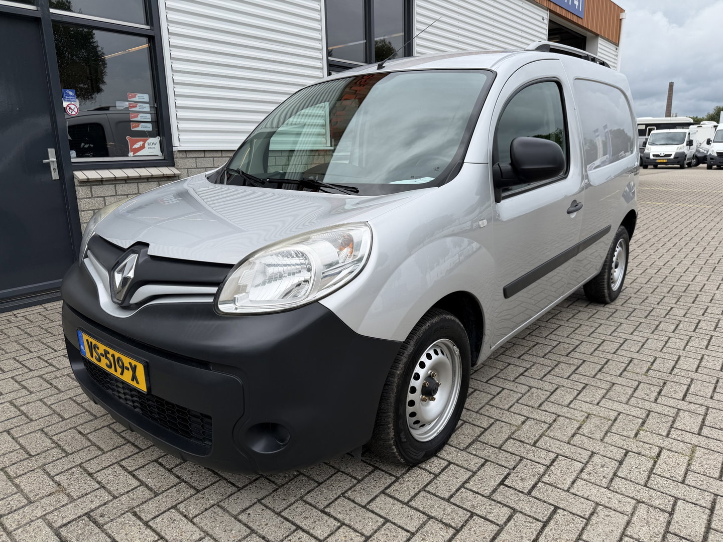Renault Kangoo Express 1.5 dCi 75 Express Comfort / vaste prijs rijklaar € 7.950 marge ( btw vrij ) / lease vanaf € 238 / airco / cruise / navi / zilver metallic / trekhaak / dakrails