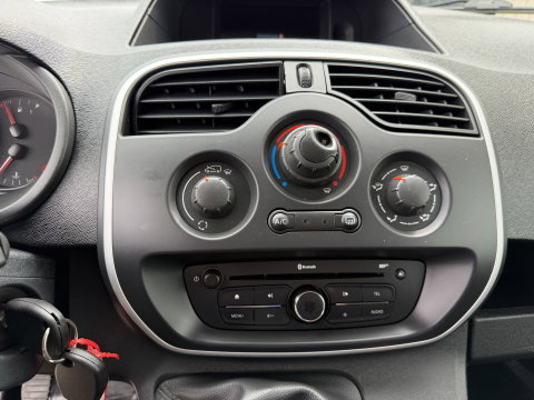 Renault Kangoo Express 1.5 dCi 75 Express Comfort / vaste prijs rijklaar € 7.950 marge ( btw vrij ) / lease vanaf € 238 / airco / cruise / navi / zilver metallic / trekhaak / dakrails