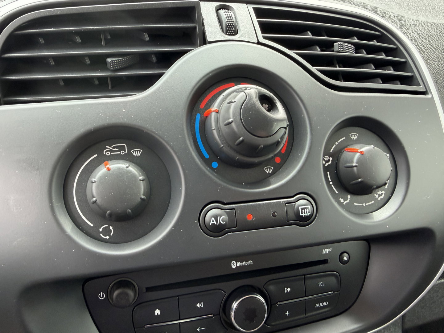 Renault Kangoo Express 1.5 dCi 75 Express Comfort / vaste prijs rijklaar € 7.950 marge ( btw vrij ) / lease vanaf € 238 / airco / cruise / navi / zilver metallic / trekhaak / dakrails