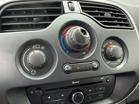 Renault Kangoo Express 1.5 dCi 75 Express Comfort / vaste prijs rijklaar € 7.950 marge ( btw vrij ) / lease vanaf € 238 / airco / cruise / navi / zilver metallic / trekhaak / dakrails