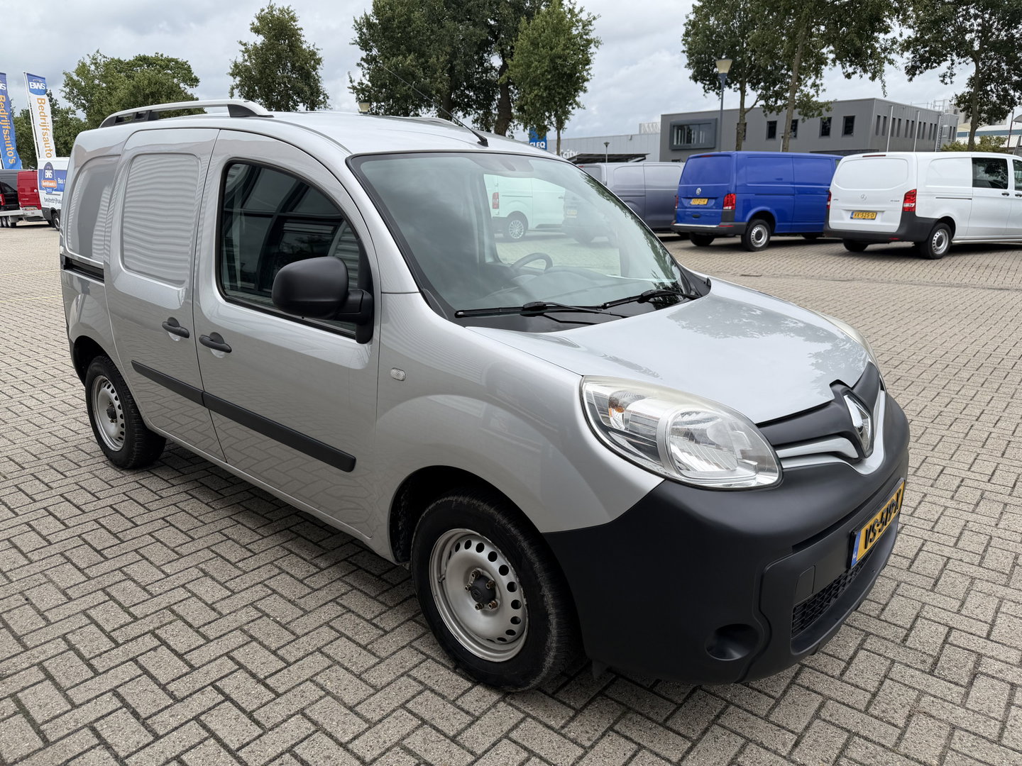 Renault Kangoo Express 1.5 dCi 75 Express Comfort / vaste prijs rijklaar € 7.950 marge ( btw vrij ) / lease vanaf € 238 / airco / cruise / navi / zilver metallic / trekhaak / dakrails