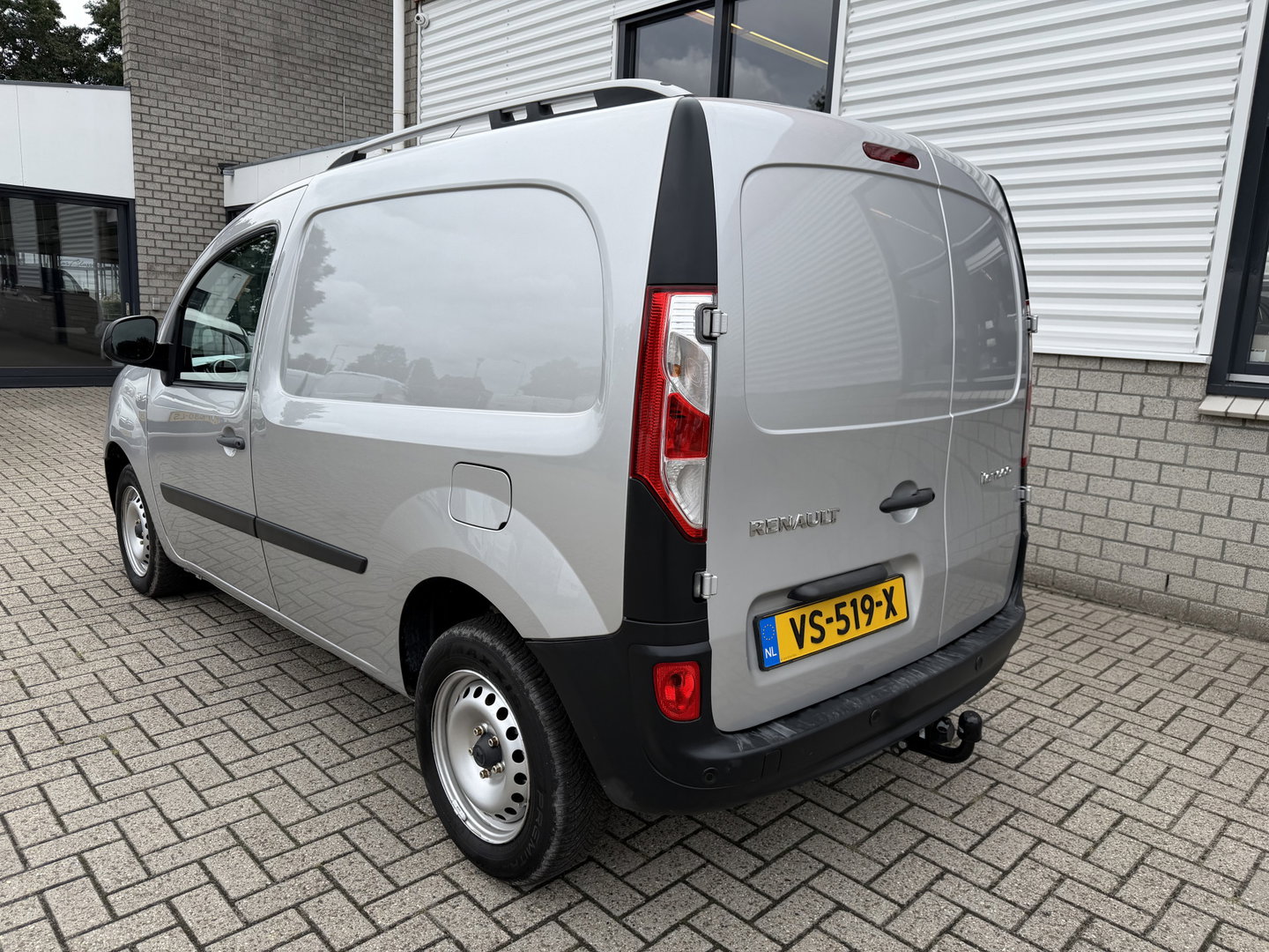 Renault Kangoo Express 1.5 dCi 75 Express Comfort / vaste prijs rijklaar € 7.950 marge ( btw vrij ) / lease vanaf € 238 / airco / cruise / navi / zilver metallic / trekhaak / dakrails