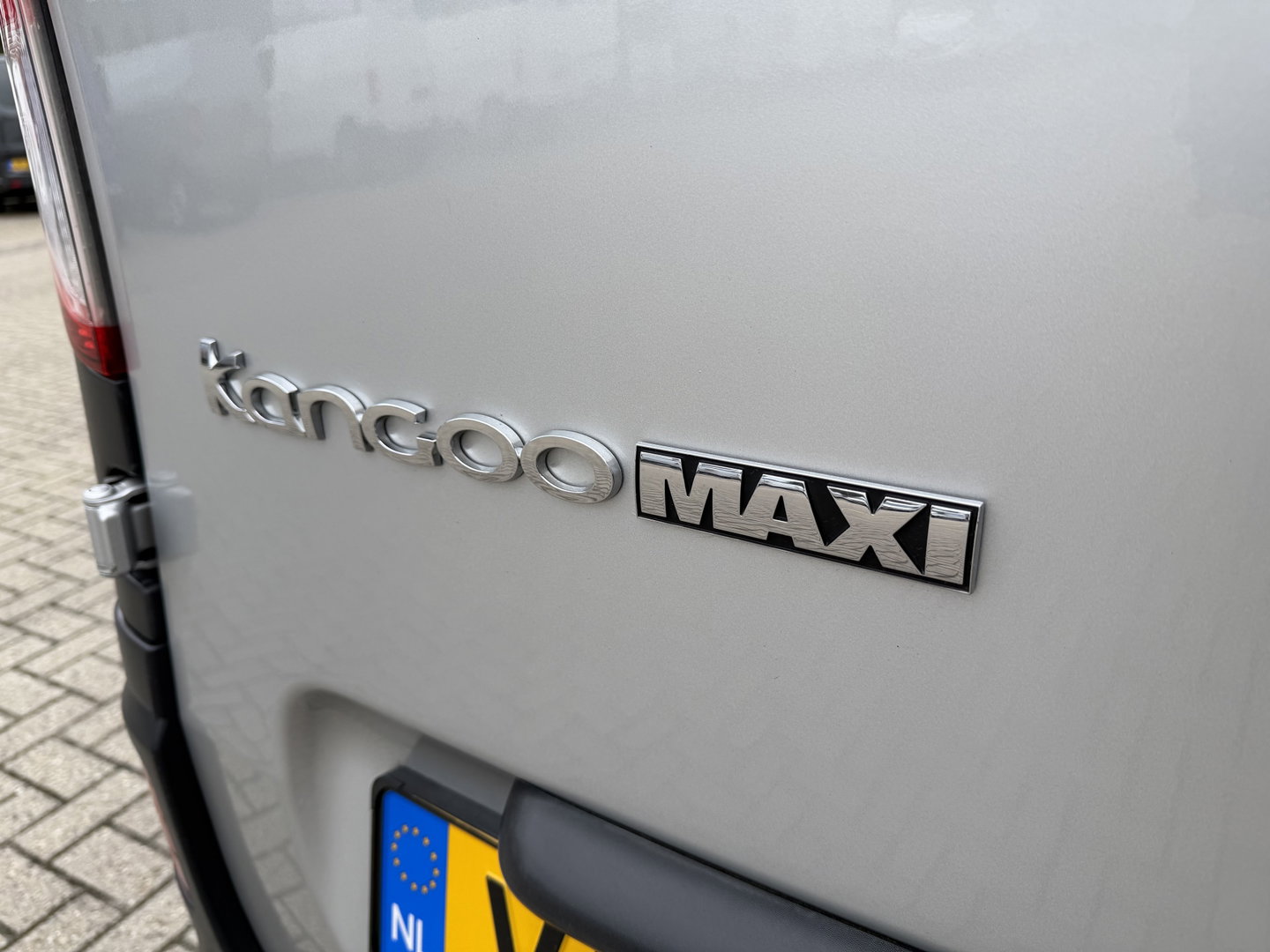 Renault Kangoo 1.5 dCi 90pk automaat Energy Comfort Maxi L2H1 / vaste prijs rijklaar € 11.950 ex btw / lease vanaf € 256 / airco / zilver metallic / pdc achter ! / euro 6