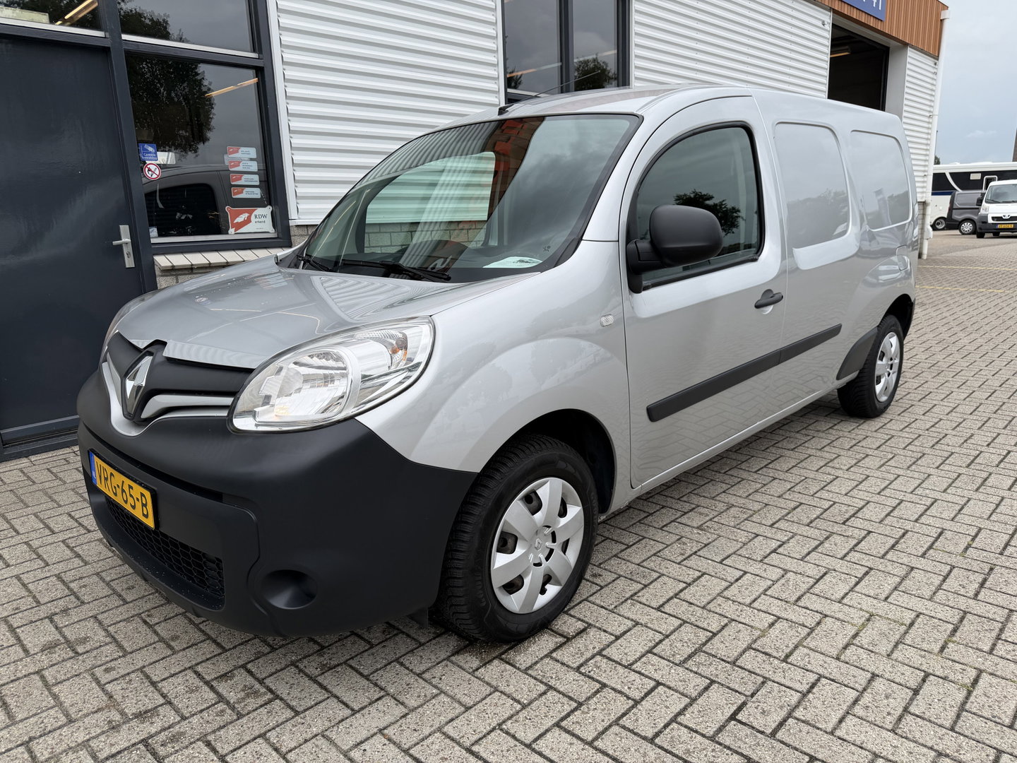 Renault Kangoo 1.5 dCi 90pk automaat Energy Comfort Maxi L2H1 / vaste prijs rijklaar € 11.950 ex btw / lease vanaf € 256 / airco / zilver metallic / pdc achter ! / euro 6