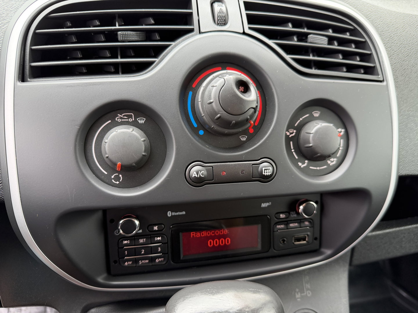 Renault Kangoo 1.5 dCi 90pk automaat Energy Comfort Maxi L2H1 / vaste prijs rijklaar € 11.950 ex btw / lease vanaf € 256 / airco / zilver metallic / pdc achter ! / euro 6