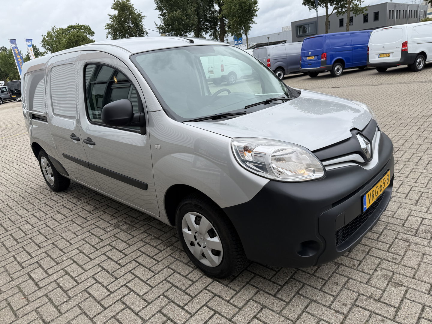 Renault Kangoo 1.5 dCi 90pk automaat Energy Comfort Maxi L2H1 / vaste prijs rijklaar € 11.950 ex btw / lease vanaf € 256 / airco / zilver metallic / pdc achter ! / euro 6