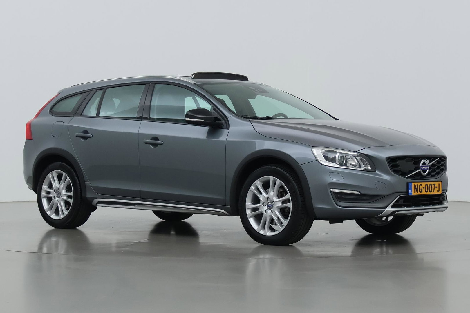 Volvo V60 Cross Country 2.0 D4 Summum | Zie omschrijving | ACC | Schuif-/kanteldak | BLIS | Trekhaak | Keyless | Standkachel | Memory