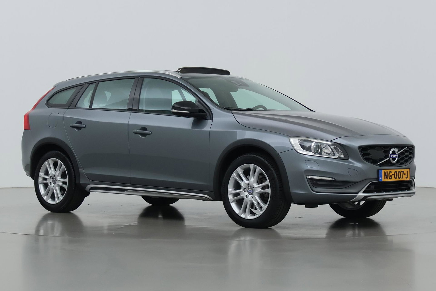 Volvo V60 Cross Country 2.0 D4 Summum | Zie omschrijving | ACC | Schuif-/kanteldak | BLIS | Trekhaak | Keyless | Standkachel | Memory
