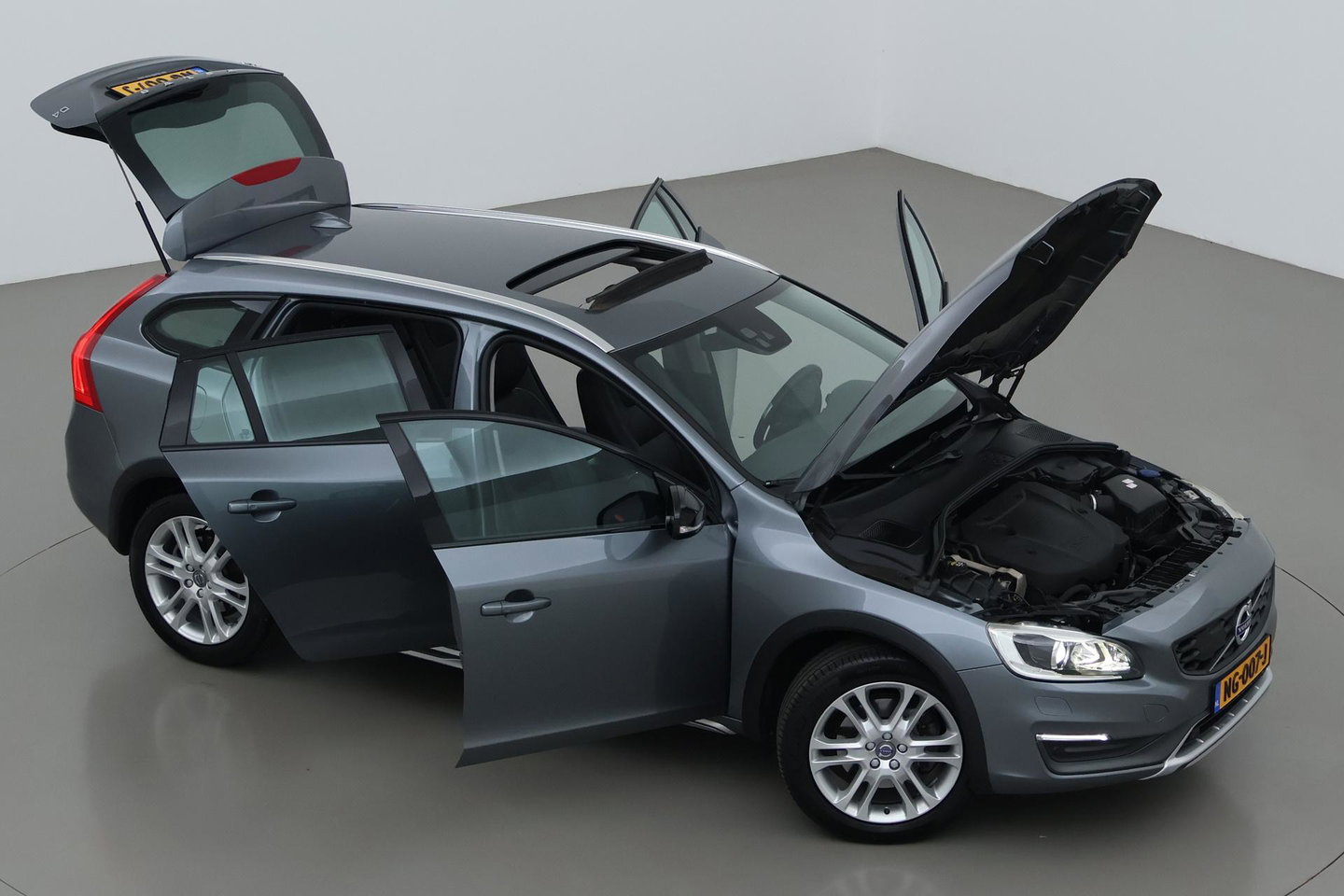 Volvo V60 Cross Country 2.0 D4 Summum | Zie omschrijving | ACC | Schuif-/kanteldak | BLIS | Trekhaak | Keyless | Standkachel | Memory