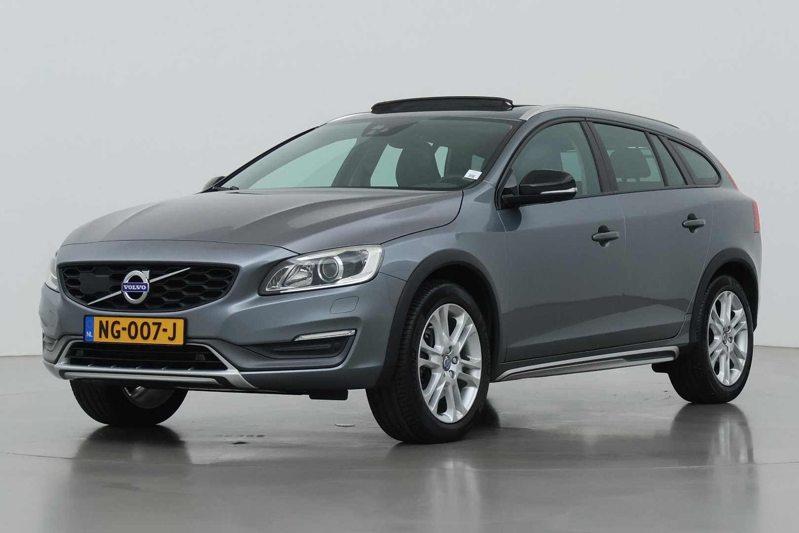 Volvo V60 Cross Country 2.0 D4 Summum | Zie omschrijving | ACC | Schuif-/kanteldak | BLIS | Trekhaak | Keyless | Standkachel | Memory