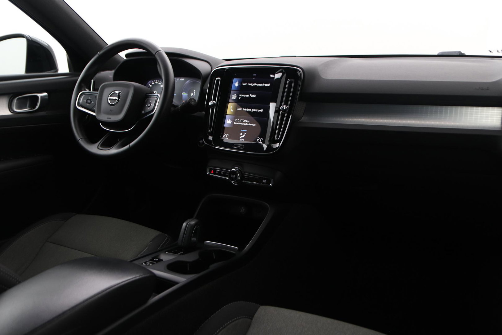 Volvo XC40 T4 Recharge Inscription | Trekhaak | Standkachel | Apple CarPlay | LED | Digitaal Cockpit | PDC | 18 Inch
