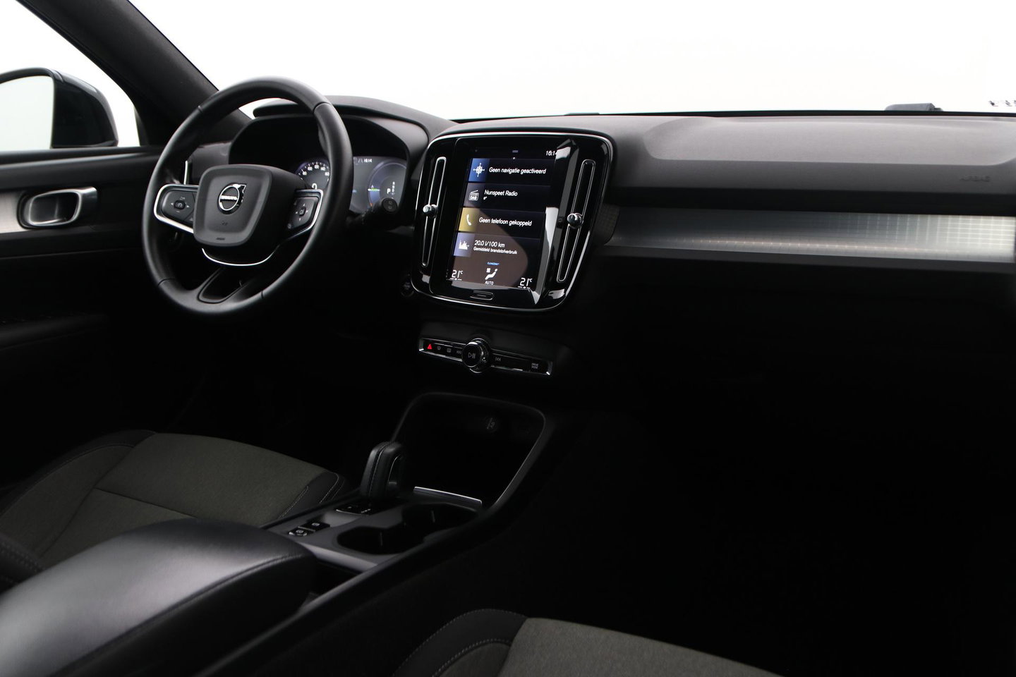 Volvo XC40 T4 Recharge Inscription | Trekhaak | Standkachel | Apple CarPlay | LED | Digitaal Cockpit | PDC | 18 Inch