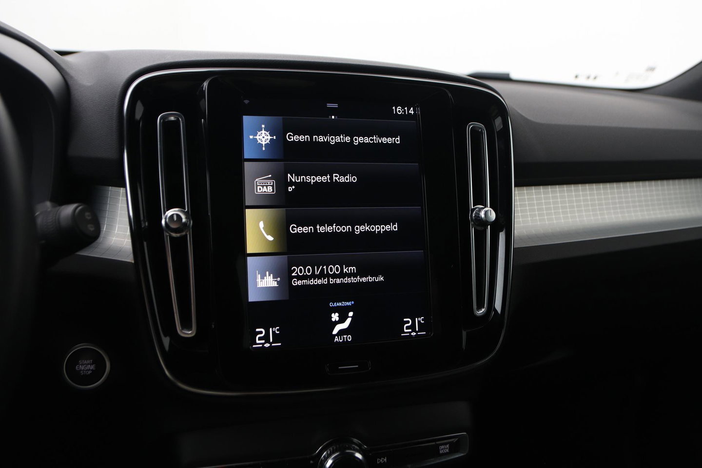 Volvo XC40 T4 Recharge Inscription | Trekhaak | Standkachel | Apple CarPlay | LED | Digitaal Cockpit | PDC | 18 Inch