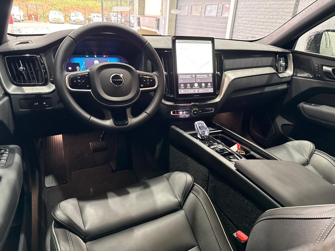 Volvo XC60 T8 Plus Black Edition | Harman/Kardon | Trekhaak | Panoramadak | 360° Camera | Head-Up | Pilot Assist | 21 Inch