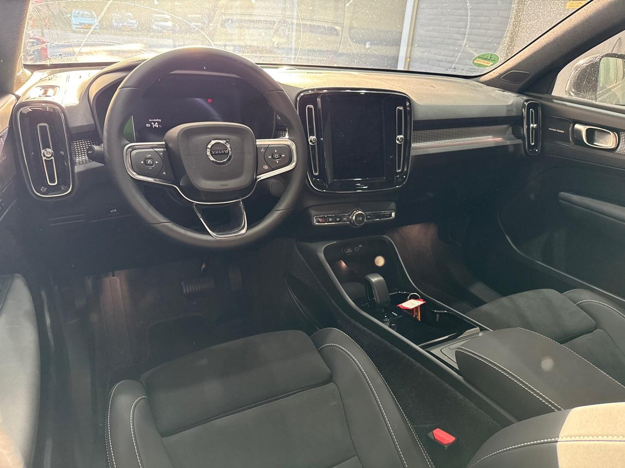 Volvo EX40 Single Motor Extended Range Plus | 82 kWh | Harman/Kardon | ACC | 360° Camera | Warmtepomp | Keyless | Stoel+Stuurverwarming | 19 inch