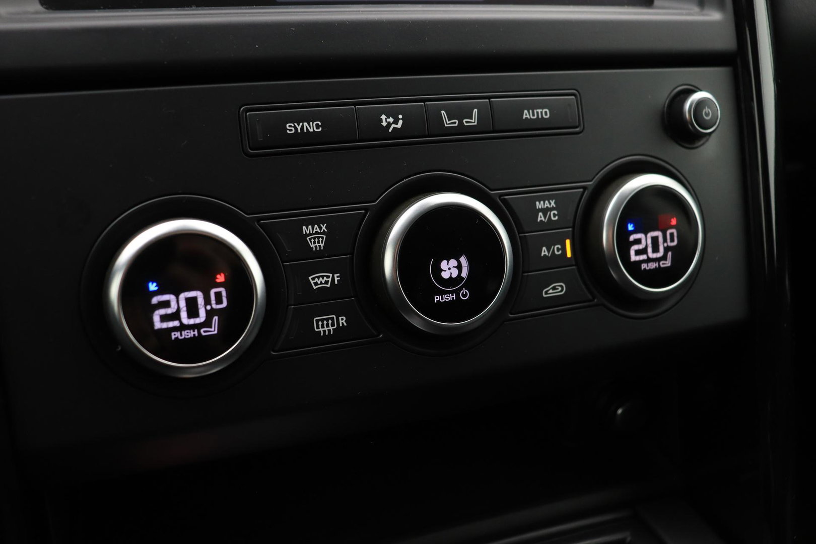 Land Rover Discovery 3.0 Sd6 SE | GRIJS KENTEKEN | Luchtvering | Trekhaak | Stoel+Stuurverwarming | BLIS | Camera | ACC