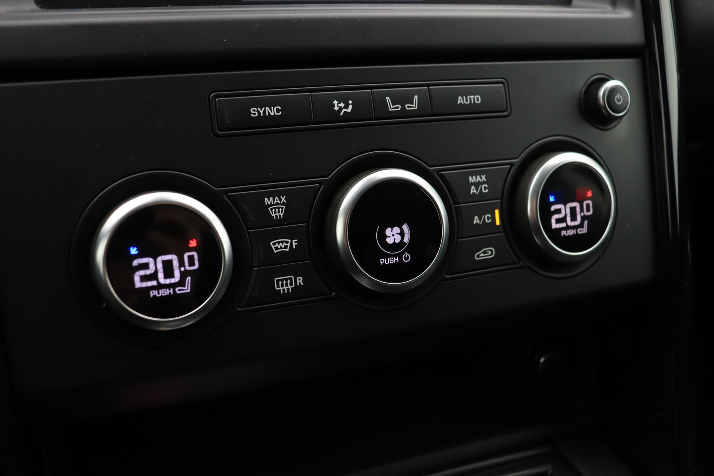 Land Rover Discovery 3.0 Sd6 SE | GRIJS KENTEKEN | Luchtvering | Trekhaak | Stoel+Stuurverwarming | BLIS | Camera | ACC