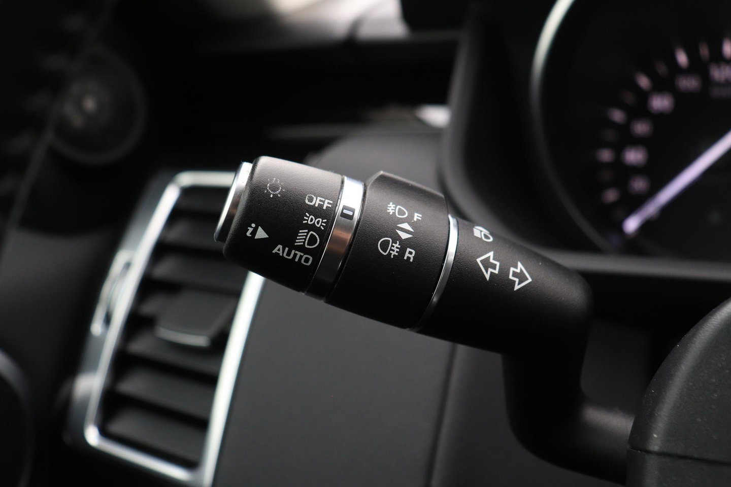 Land Rover Discovery 3.0 Sd6 SE | GRIJS KENTEKEN | Luchtvering | Trekhaak | Stoel+Stuurverwarming | BLIS | Camera | ACC